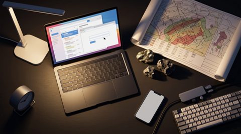 Ноутбук с открытым Chrome на столе аналитика, где изучают цепочку zero-day эксплойтов BlueMoon для Windows